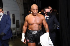 Mike Tyson bị fan hâm mộ tấn công sau trận đấu Roy Jones