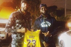 LeBron James nhường áo 23 cho Anthony Davis để quay về với con số cũ