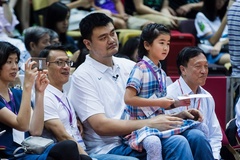 Yao Ming lo lắng cho con gái 10 tuổi vì quá cao!