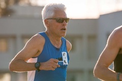 Ông lão 61 tuổi lập 3 kỷ lục chạy của Mỹ trong 2 ngày