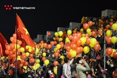 Khán giả lấp đầy sân Cẩm Phả cổ vũ tuyển Việt Nam đấu U22 Việt Nam
