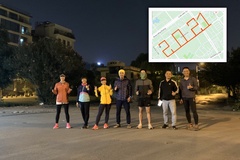 Nhóm chạy Hà Nội “count down” đón năm mới, “múa chân vẽ số” 2021 kỳ công