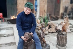 Marathoner Đoàn Ngọc Hải mang chó Mông thuần chủng theo xe cứu thương làm từ thiện