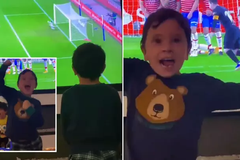 Con trai Messi ăn mừng siêu phẩm của cha 