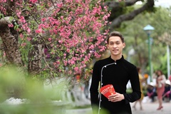 “Hot boy điền kinh” Trần Nhật Hoàng cuốn hút với áo dài dân tộc Tết Tân Sửu