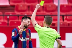 Messi bị tố dùng tay đánh đối thủ nhưng không bị thẻ đỏ