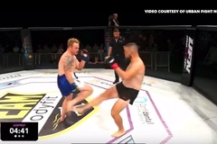 Nhà vô địch MMA người Úc đá gãy chân đối thủ bằng đòn "chặt trụ" chỉ sau 24 giây