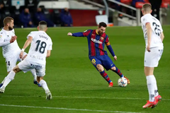 Messi khiến CĐV mãn nhãn với siêu phẩm dù bị phạm lỗi thô bạo