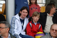 Ngôi sao tuyển Tây Ban Nha không muốn chụp ảnh với Messi
