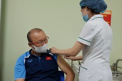 Cận cảnh HLV Park Hang Seo được tiêm vaccine ngừa COVID-19