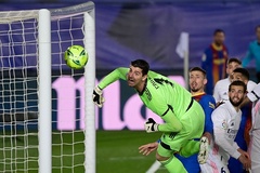 Messi bỏ lỡ siêu phẩm đá phạt góc ở Siêu kinh điển vì cột dọc