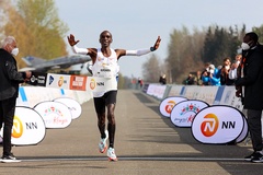 Eliud Kipchoge vô địch Mission Marathon, danh hiệu đầu tiên sau nửa năm thua đau ở London