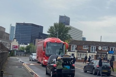 Xe buýt Liverpool bị thủng lốp, bị CĐV M.U chặn đường