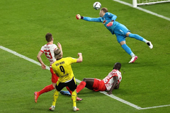 Xem Haaland "bắt nạt" trung vệ hàng đầu giúp Dortmund đoạt cúp