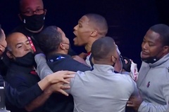 Góc phẫn nộ: Russell Westbrook bị CĐV 76ers đổ bắp rang vào người khi đang rời sân vì chấn thương