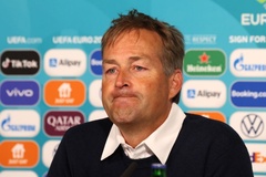 HLV tuyển Đan Mạch bật khóc khi nói về Eriksen ở buổi họp báo