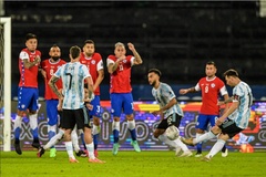 Messi lại vượt Ronaldo sau siêu phẩm sút phạt vào lưới Chile