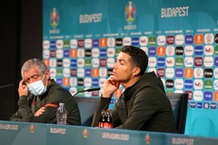 UEFA tuyên chiến với hành động bỏ đồ uống tài trợ của Ronaldo