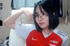 LMHT: Nữ streamer Jisoo Girl nhận án phạt vì cổ vũ đối thủ