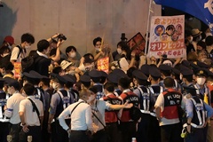 Người biểu tình phản đối náo loạn bên ngoài Lễ khai mạc Olympic Tokyo