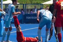 Khúc côn cầu Olympic Tokyo: Nghi đối phương vờ đau, phang gậy ngay lên đầu