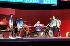 Dâng trào cảm xúc hình ảnh Lê Văn Công quật cường mang về HCB Paralympic 2020