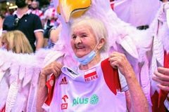 104 tuổi vẫn tới sân cổ vũ giải bóng chuyền nam Vô địch châu Âu