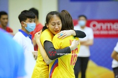 Cô trò bóng chuyền nữ Tp.Hồ Chí Minh "không thể ngừng khóc" sau  thất bại cay đắng ở chung kết