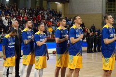 Các cầu thủ đội tuyển bóng rổ Ukraine bật khóc trong trận đấu vòng loại FIBA World Cup