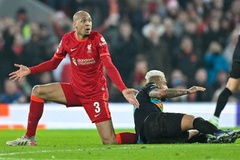 Wenger cáo buộc sao Liverpool ăn vạ khiến Sanchez nhận thẻ đỏ