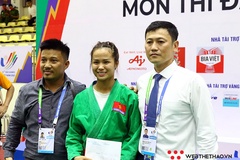 Tô Thị Trang nhận thưởng nóng sau khi giành HCV SEA Games 31 đầu tiên cho đoàn Việt Nam