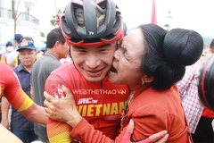 Mẹ Quàng Văn Cường hạnh phúc nhảy múa tưng bừng mừng con trai giành HCV xe đạp SEA Games 31