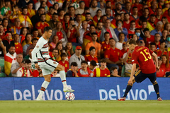 HLV tuyển Bồ Đào Nha giải thích việc Ronaldo phải ngồi dự bị 