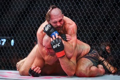 UFC 275: Jiri Prochazka lên ngôi sau màn "đua máu" với cựu vương Glover Teixeira