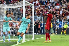 Mourinho nhận thẻ đỏ và nổi cơn tam bành sau khi AS Roma thua đau