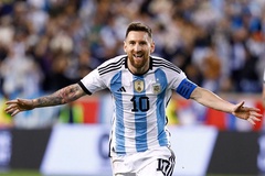 Messi đá phạt tinh quái, lập cú đúp trong 3 phút cho Argentina