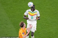 Video: Ngôi sao ĐT Hà Lan "bóp cò" khiến cầu thủ Senegal lên cáng rời sân