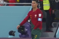 Video: Ronaldo chỉ mặt trọng tài xong... sờ "vùng nhạy cảm"
