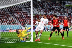 Courtois “trợ giúp” tạo nên bàn đầu tiên bằng đá phạt ở World Cup 
