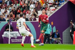 Video: Ronaldo suýt có pha kiến tạo không tưởng bằng vai trước Uruguay