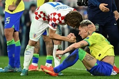 Các cầu thủ Brazil bật khóc trên sân sau khi thua luân lưu Croatia 