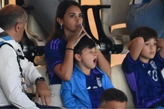 Con trai Messi ngủ gật khi Argentina bước vào loạt luân lưu