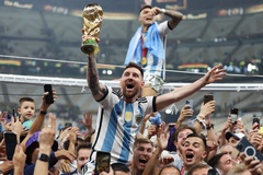 Bức ảnh phá kỷ lục trên Instagram: Messi vô tình nâng cúp... giả