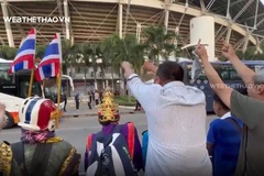CĐV Thái Lan giơ “ngón tay thối” hướng về HLV Park Hang Seo