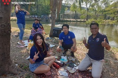 CĐV Thái Lan mang cơm, trải bạt picnic ở sân Thammasat, “đặt gạch” chờ đấu Việt Nam