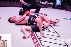 "Đã bất tỉnh còn bị bẻ tay": Võ sĩ MMA chỉ trích thậm tệ trọng tài