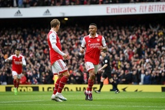 Gabriel Jesus giúp Arsenal tái lập khoảng cách 5 điểm với Man City