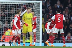 Thủ môn Arsenal lặp lại sai lầm của De Gea sau 27 giây