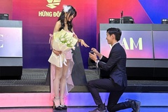 Màn cầu hôn ngọt ngào của cặp đôi Văn Tùng - Mai Dora ở chung kết VCS 2023