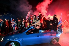 Hình ảnh CĐV Napoli ăn mừng điên cuồng ở sân Maradona sau khi vô địch